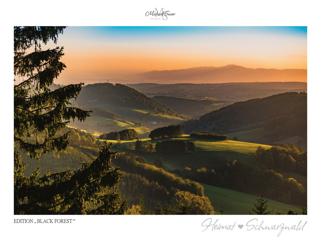 Edition "BLACK FOREST" | Motiv: Zauberhafter Hünersedel bei Freiamt, mittlerer Schwarzwald. Die beliebtesten Fotografien aus dem Schwarzwald als signierte Sonderedition. Eine exklusive Wanddekoration für alle Liebhaber von traumhaften Schwarzwaldlandschaften. Hochwertige Wandbilder in brillanter Druckqualität auf Acrylglas, Alu-Dibond und Leinwand für Ihr Zuhause – inklusive rückseitige Aufhängung.
 - Realisiert mit Pictrs.com