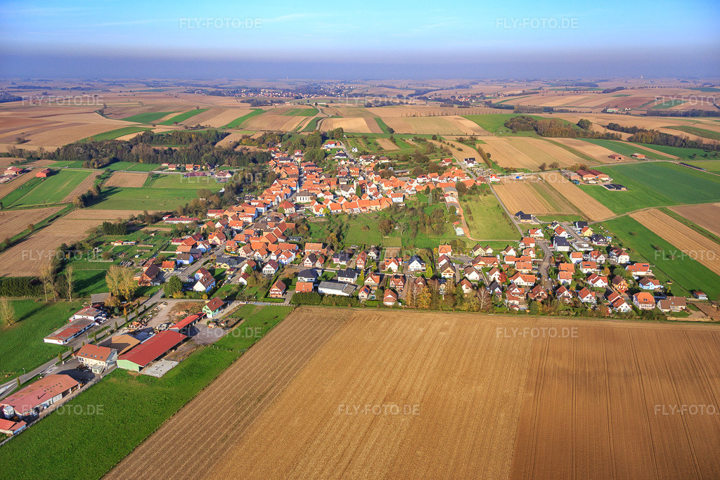 Luftbild: Ortsansicht aus Süden in Hatten im Bundesland Bas-Rhin in Frankreich. – Foto: IMG_075646.jpg vom 01.11.2014 durch Werner Riehm/FLY-FOTO.de – Auflösung des Originals: 5472 x 3648 px