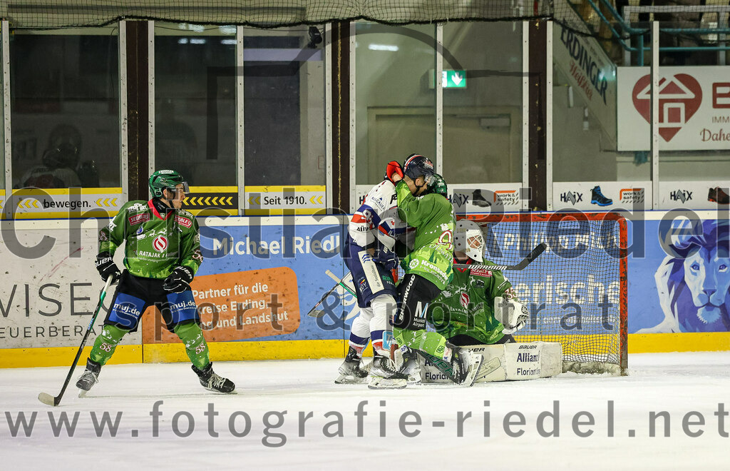 2023-12-17_123_TSV_Erding_gegen_ESC_Kempten | Erding, Deutschland, 17.12.2023:
Eishockey, Bayernliga Vorrunde 2023 / 2024, 18. Spieltag, TSV Erding gegen ESC Kempten, Endergebnis: 5:1

Paul Pfenninger (Erding Gladiators, #58), Mauro Seider (ESC Kempten, #91), Erik Modlmayr (Erding Gladiators, #21), Torwart Niklas Schlammer (Erding Gladiators, #35)

Foto: Christian Riedel / fotografie-riedel.net