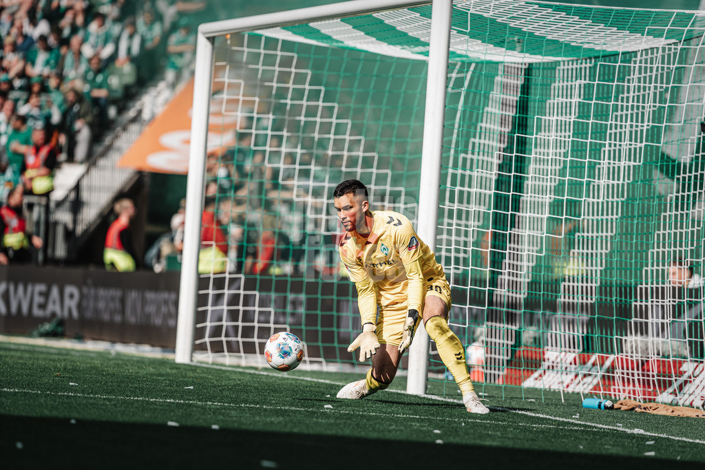Fußball | Männer | Saison 2025/2026 | 1. Fußball-Bundesliga | 30. Spieltag | SV Werder Bremen vs. Hamburger SV | 18.04.2026 | Mio Backhaus (#30, SV Werder Bremen) hält einen Ball