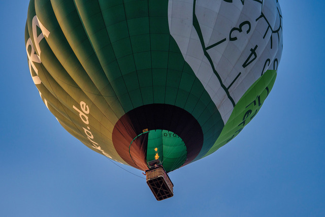 In der Schwebe | Heißluftballon hebt ab