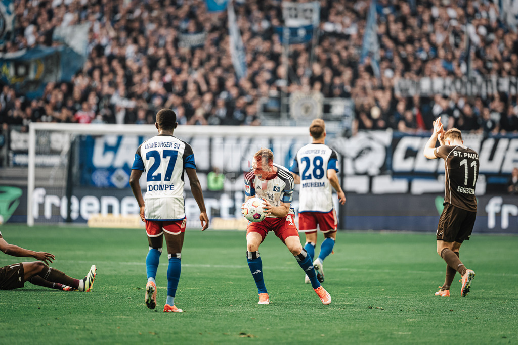 Fußball | Männer | Saison 2023/2024 | 2. Fußball-Bundesliga | 32. Spieltag | Hamburger SV vs. FC St. Pauli  | 03.05.2024 | Sebastian Schonlau (#4, HSV) ärgert sich