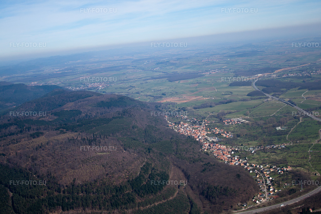 Vue aérienne: Vue de la ville à Saint-Jean-Saverne dans le département Bas Rhin, France. Photo: IMG_38535.jpg prise le 20/03/2011 par Werner Riehm/FLY-FOTO.eu – Résolution de l'original: 4752 x 3168 px
