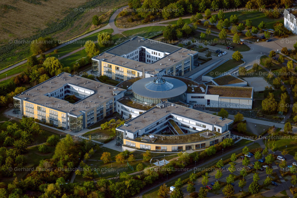 4040833 | LEIPZIG 14.09.2020 Klinikgelände des Krankenhauses " HELIOS Park-Klinikum Leipzig " an der Morawitzstraße im Ortsteil Probstheida in Leipzig im Bundesland Sachsen, Deutschland. // Hospital grounds of the Clinic " HELIOS Park-Klinikum Leipzig " on Morawitzstrasse in the district Probstheida in Leipzig in the state Saxony, Germany. Foto: Gerhard Launer