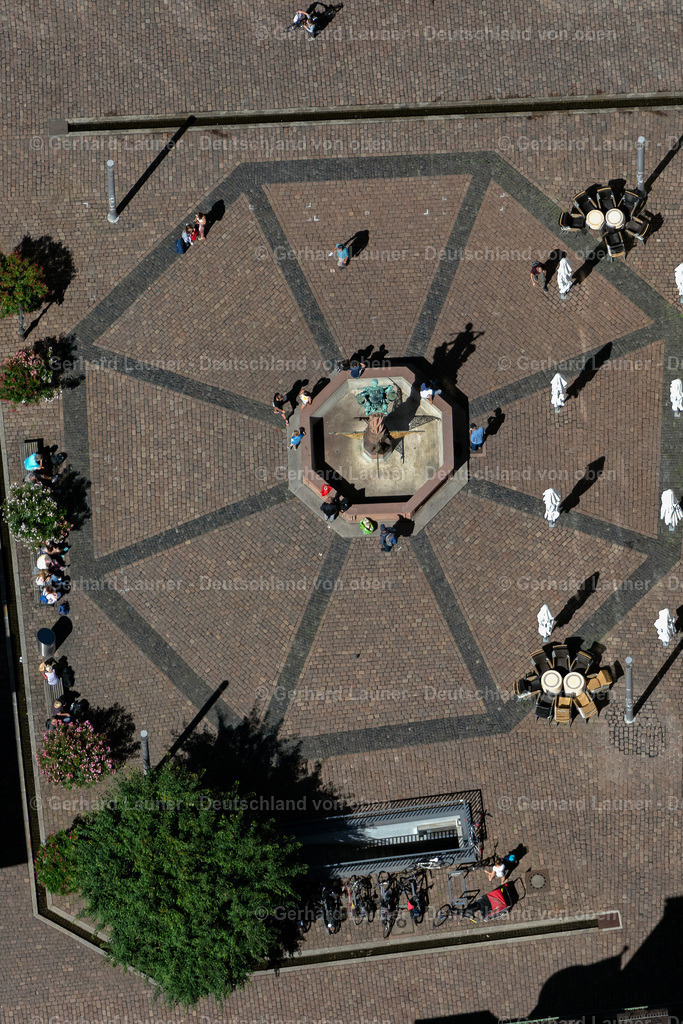 4033294 | FREIBURG IM BREISGAU 30.06.2020 Platz- Ensemble am Kartoffelmarkt im Innenstadt- Zentrum der Altstadt in Freiburg im Breisgau im Bundesland Baden-Württemberg, Deutschland. Weiterführende Informationen bei: Stadt Freiburg im Breisgau. // Square ensemble on the potato market in the city center of the old town in Freiburg im Breisgau in the state Baden-Wuerttemberg, Germany. Further information at: Stadt Freiburg im Breisgau. Foto: Gerhard Launer