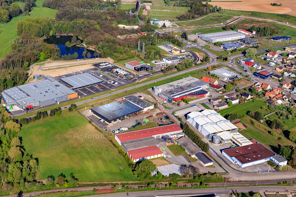 Luftbild: Gewerbegebiet mit HERAS, Super U et Drive, ACEA, Transports Logistique Reinheimer und La Fabrique à Bretzels in Gundershoffen im Bundesland Bas-Rhin in Frankreich. – Foto: IMG_099408.jpg vom 30.04.2017 durch Werner Riehm/FLY-FOTO.de – Auflösung des Originals: 5308 x 3539 px – Heras France | Experts in Perimeter Protection – WWW.COURSESU.COM – ACEA EMS | acea-ems – La Fabrique à Bretzels