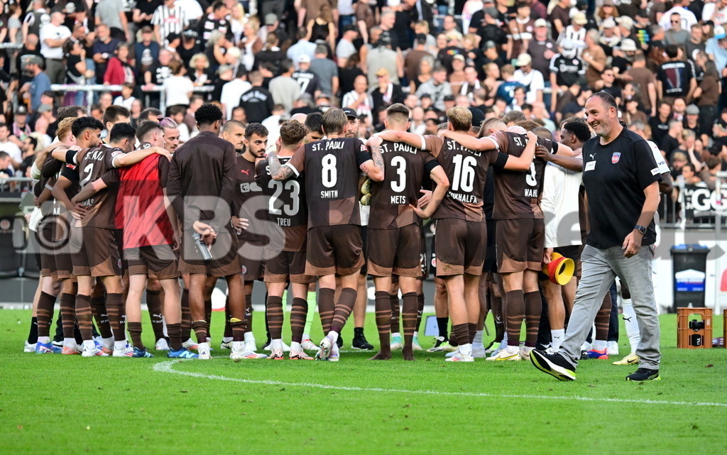 KBS Picture_FCStPauli-Heidenheim_083 | Spielende und 2:0 verloren St. Pauli beim Teamkreis und vorne freut sich Schmidt Frank Trainer (1FCHeidenheim) ,Sportplatz :  Millerntor Stadion, - Realisiert mit Pictrs.com
