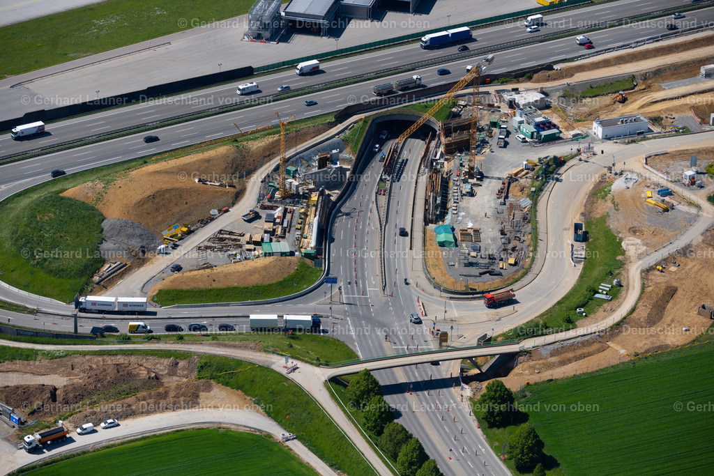 4045719 | STUTTGART 31.05.2021 Neubau- und Umbau- Baustelle der Streckenführung und Fahrspuren im Verlauf der Autobahn- Abfahrt und Zufahrt der BAB A8 in Zuge des Baus des Flughafentunnel im Ortsteil Plieningen in Stuttgart im Bundesland Baden-Württemberg, Deutschland. Im Rahmen des Umbaus der Anschlussstelle Plieningen werden neue Aus- und Einfahrrampen mit Unterfahrung der Neubaustrecke gebaut. Weiterführende Informationen bei: CDM Smith Consult GmbH,  Die Autobahn GmbH des Bundes,  Ed. Züblin AG,  STRABAG AG. // Construction site of routing and traffic lanes during the highway exit and access the motorway A 8 in the district Plieningen in Stuttgart in the state Baden-Wuerttemberg, Germany. Further information at: CDM Smith Consult GmbH,  Die Autobahn GmbH des Bundes,  Ed. Zueblin AG,  STRABAG AG. Foto: Gerhard Launer