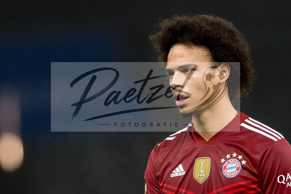 BSCFCB20220123_303 | Fussball, Herren: Leroy Sane (FC Bayern Muenchen) schaut bei dem Spiel der 1. Bundesliga zwischen Hertha BSC und FC Bayern Muenchen im Olypiastadion am 23.01.2022 in Berlin, Deutschland.DFB / DFL REGULATIONS PROHIBIT ANY USE OF PHOTOGRAPHS AS IMAGE SEQUENCES AND/OR QUASI-VIDEO. - Realisiert mit Pictrs.com