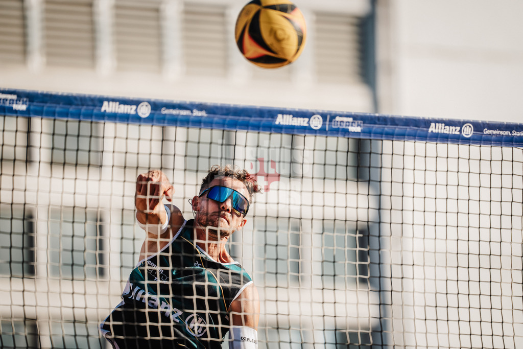 Beachvolleyball | Männer | Allianz German Beach Tour 2025 | Tourstop Berlin | 16.08.2025 | Jonas Sagstetter beim Angriff