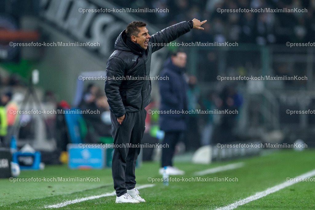 BMG14122401076 | 14.12.2024, Fußball, Borussia Mönchengladbach - Holstein Kiel, 1. Fußball Bundesliga, Borussia-Park, Saison 2024 2025: Cheftrainer Marcel Rapp (Trainer Kiel) steht gestikulierend am SpielfeldrandDFB regulations prohibit any use of photographs as image sequences and or quasi-video.