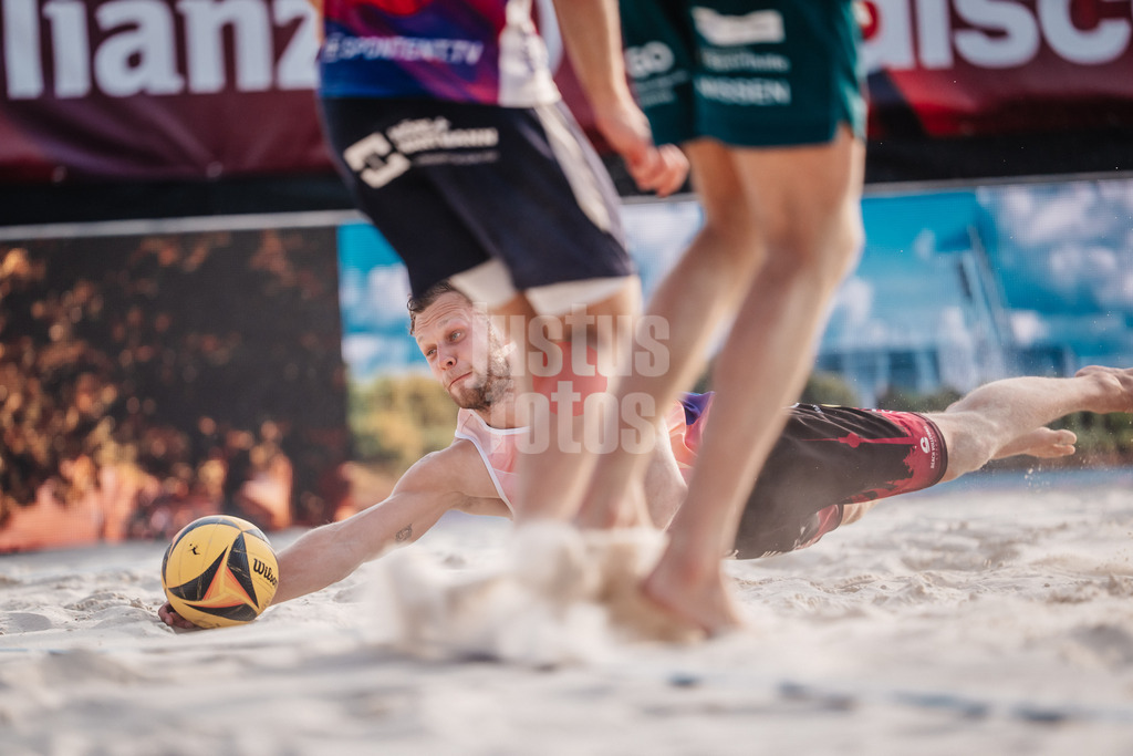 Beachvolleyball | Männer | Allianz German Beach Tour 2025 | Tourstop Bremen | 14.06.2025 | Eric Stadie-Seeber springt zum Ball