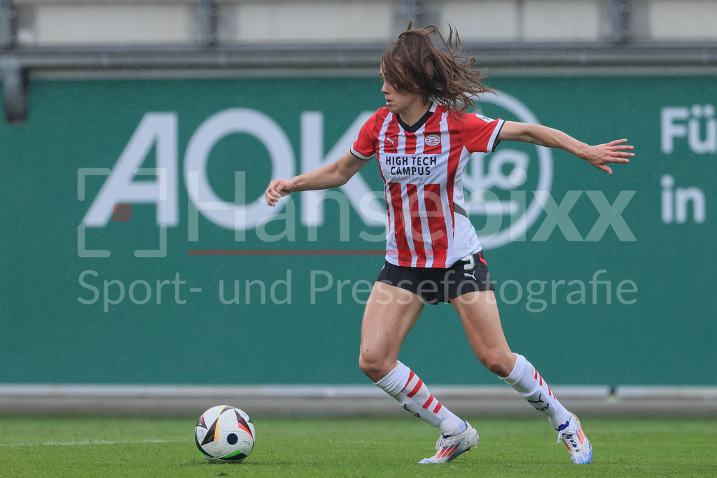 Fussball, Testspiel Frauen, VfL Wolfsburg - PSV Eindhoven | v.li.: Joelle Smits (PSV Eindhoven, 9) am Ball, Freisteller, Einzelbild, Ganzkörper, Aktion, Action, Spielszene