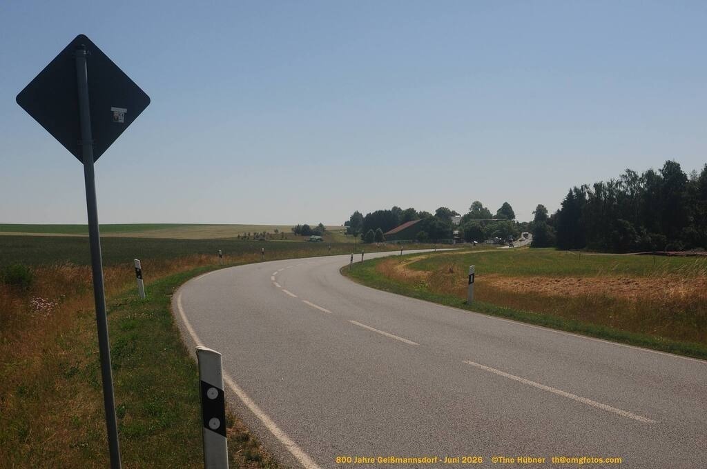 Geißmannsdorf-2026-Ortsbilder-192 | Geißmannsdorf bei Bischofswerda im Sommer 2026. Ein fotografischer Streifzug durch das Dorf Geißmannsdorf, mit Gebäuden, Straßen, Strohpuppen und geschmückten Vorgärten und Grundstücken anlässlich der 800-Jahr-Feier von Geißmannsdorf im Juni 2026 - Realisiert mit Pictrs.com