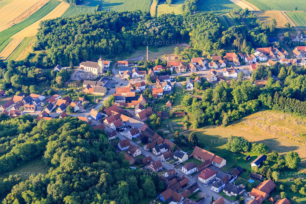 Vue aérienne: Vue de la ville depuis le nord-ouest à Neewiller-près-Lauterbourg dans le département Bas Rhin, France.Photo: IMG_082907.jpg prise le 26/06/2015 par Werner Riehm/FLY-FOTO.euRésolution de l'original: 5141 x 3427 px