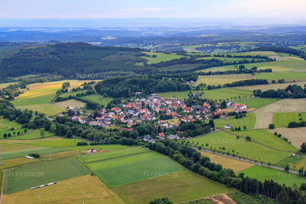 Luftbild: Dorfansicht aus Osten im Ortsteil Hartmannshain in Grebenhain im Bundesland Hessen in Deutschland.Foto: IMG_68308.jpg vom 20.06.2014 durch Werner Riehm/FLY-FOTO.deAuflösung des Originals: 4752 x 3168 px