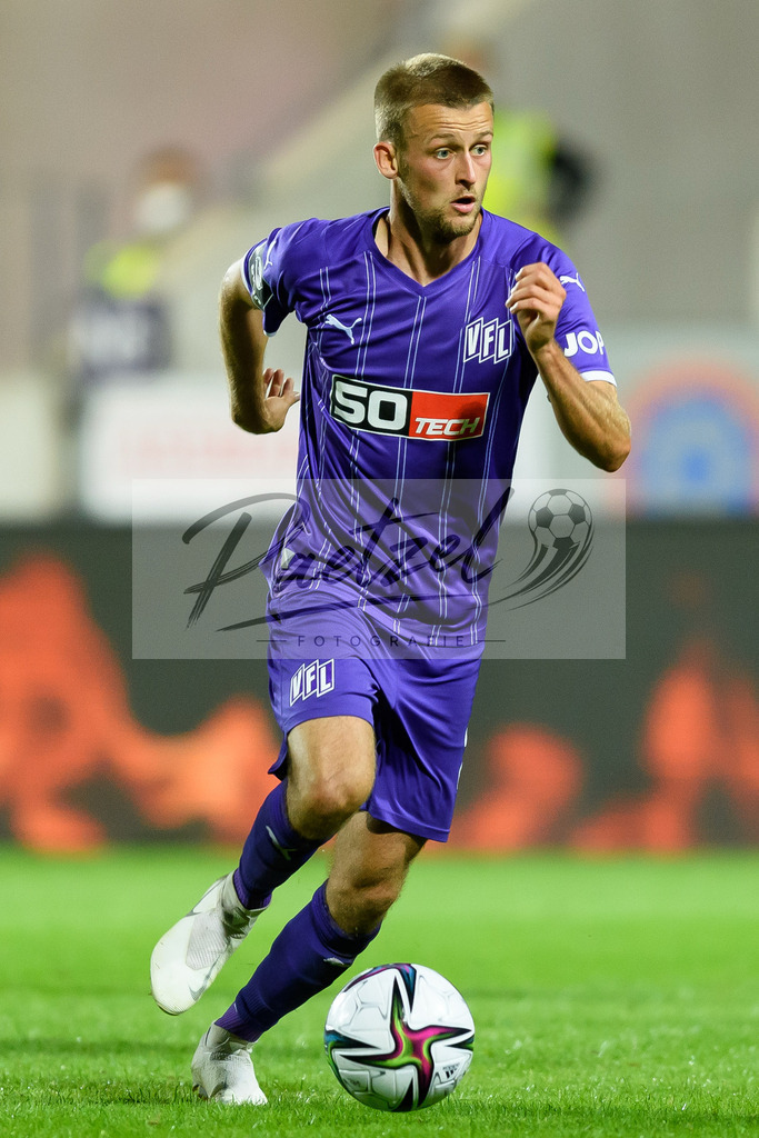 OSNVKO2021090620210906_195 | Fussball, Herren: Sebastian Klaas (VfL Osnabrueck) in Aktion, am Ball, Einzelaktion beim Spiel der 3. Liga zwischen VfL Osnabrueck und FC Viktoria Koeln im Stadion an der Bremer Bruecke am 06.09.2021 in Osnabrueck, Deutschland.DFB / DFL REGULATIONS PROHIBIT ANY USE OF PHOTOGRAPHS AS IMAGE SEQUENCES AND/OR QUASI-VIDEO. - Realisiert mit Pictrs.com