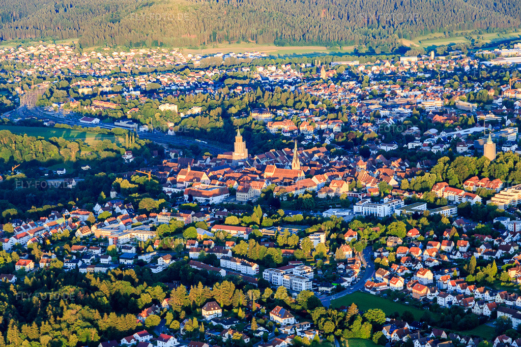 Luftbild: Altstadt von Nordwesten in Rottweil im Bundesland Baden-Württemberg in Deutschland. Foto: IMG_148778.jpg vom 27.06.2025 durch Werner Riehm/FLY-FOTO.de