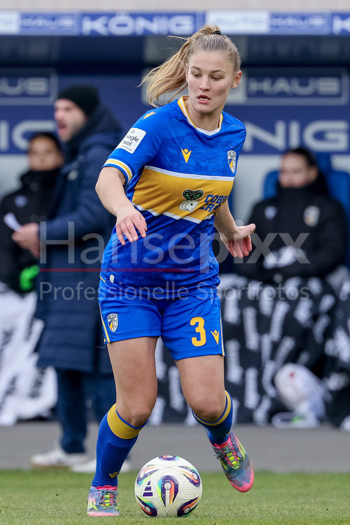 Fussball, Google Pixel Frauen-Bundesliga, FC Carl Zeiss Jena - SV Werder Bremen | Toma Ihlenburg (FC Carl Zeiss Jena, 3) am Ball, Freisteller, Einzelbild, Ganzkörper, Aktion, Action, Spielszene, DIE DFB-RICHTLINIEN UNTERSAGEN JEGLICHE NUTZUNG VON FOTOS ALS SEQUENZBILDER UND/ODER VIDEOÄHNLICHE FOTOSTRECKEN. DFB REGULATIONS PROHIBIT ANY USE OF PHOTOGRAPHS AS IMAGE SEQUENCES AND/OR QUASI-VIDEO.