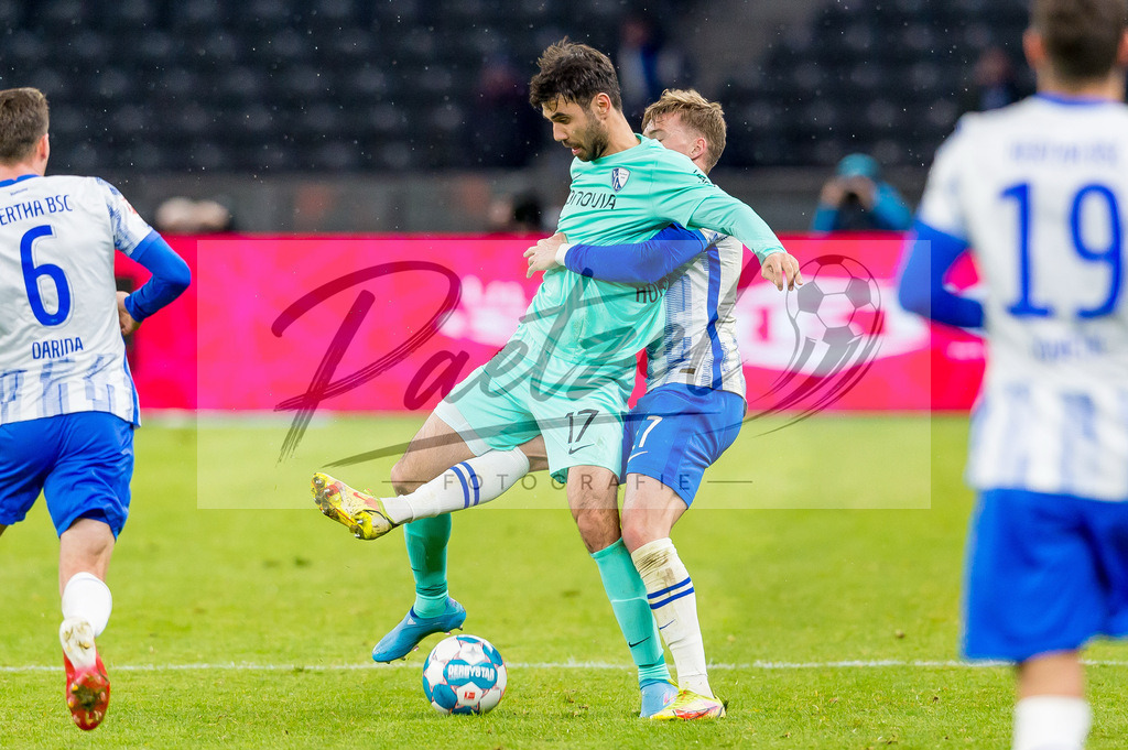 HERBOC20220204_032 | Fussball, Herren: Maximilian Mittelstaedt (Hertha BSC) und Gerrit Holtmann (VfL Bochum) im Zweikampf bei dem Spiel der 1. Bundesliga zwischen Hertha BSC und VfL Bochum im Olypiastadion am 04.02.2022 in Berlin, Deutschland.DFB / DFL REGULATIONS PROHIBIT ANY USE OF PHOTOGRAPHS AS IMAGE SEQUENCES AND/OR QUASI-VIDEO. - Realisiert mit Pictrs.com