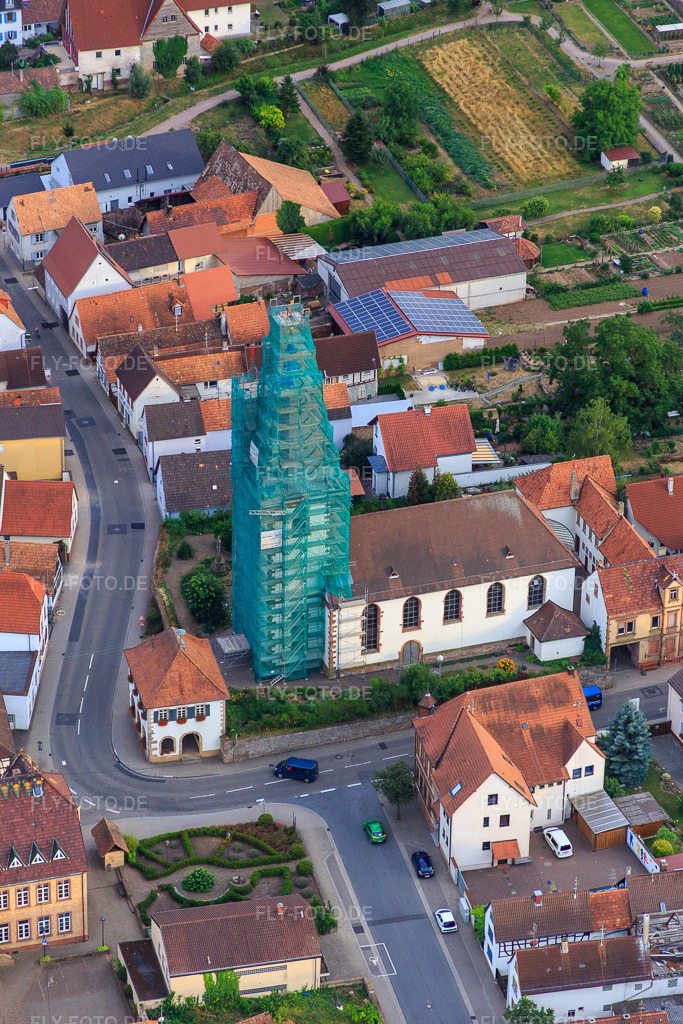 Luftbild: katholische Kirche eingerüstet von Leidner GmbH Gerüstbau, Landau in Ottersheim bei Landau im Bundesland Rheinland-Pfalz in Deutschland. Foto: IMG_083699.jpg vom 24.07.2015 durch Werner Riehm/FLY-FOTO.de