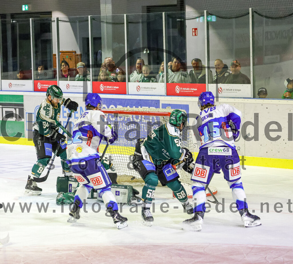 2025-09-26_132_TSV_Erding_gegen_SC_Riessersee | Erding, Deutschland, 26.09.2025:Eishockey, Oberliga Süd 2025 / 2026, 3. Spieltag, TSV Erding gegen SC Riessersee, Endergebnis: 3:5Torwart Leon Meder (Erding Gladiators, #39), Paul Pfenninger (Erding Gladiators, #58), Anselm Gerg (SC Riessersee, #15)Foto: Christian Riedel / fotografie-riedel.net