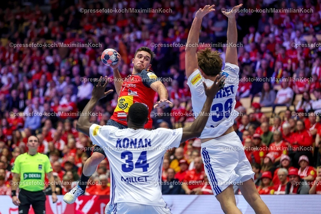 EHF26012602070 | 26.01.2026, Handball, Men's EHF EURO 2026, Frankreich - Spanien, Jyske Bank Boxen in Herning, Dänemark, Main Round:  Jan Gurri Aregay (Espania #07) wirft den Ball auf das Tor gegen  Karl Konan (France #34)  Thibaud Briet (France #39)