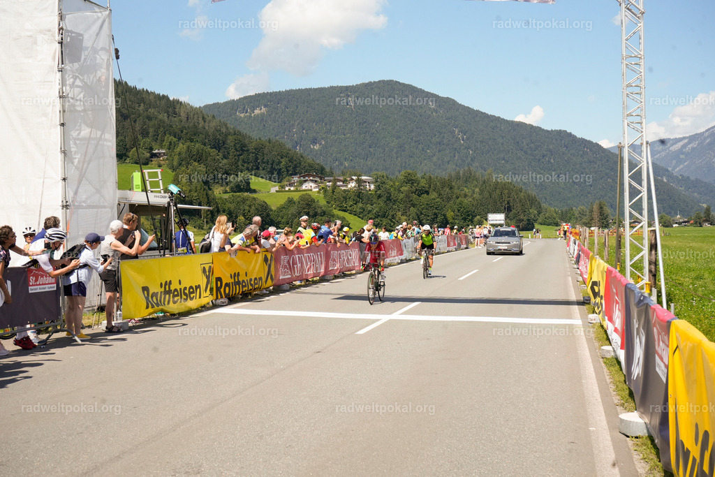 722_20230817_Bewerb_Maenner_Muehlanger | AUT - OESTERREICH, 2023-08-16: SPORT RENNRAD-FAHREN - 55. INTERNATIONALER RADWELTPOKAL IN ST. JOHANN IN TIROL  - Vintage-Radrennen mit WM-Bronze-Medaillen-Siegerin Christina Schweinberger, den Teilnehmer und Alexander Baumann (vom Orginastions-Team) - TAG 2 BEWERB MAENNER IN SECHS GRUPPEN  ; Foto: Roland Muehlanger