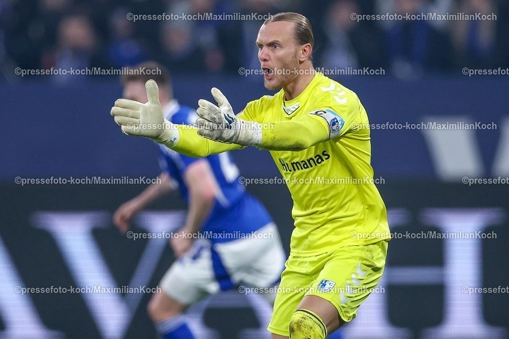 S0401022502120 | 01.02.2025, Fußball, FC Schalke 04 - 1. FC Magdeburg, 2.. Fußball Bundesliga, 20. Spieltag, Veltins-Arena Gelsenkirchen, Saison 2024 2025: Torwart Dominik Reimann (1.FC Magdeburg #1)DFB regulations prohibit any use of photographs as image sequences and or quasi-video.