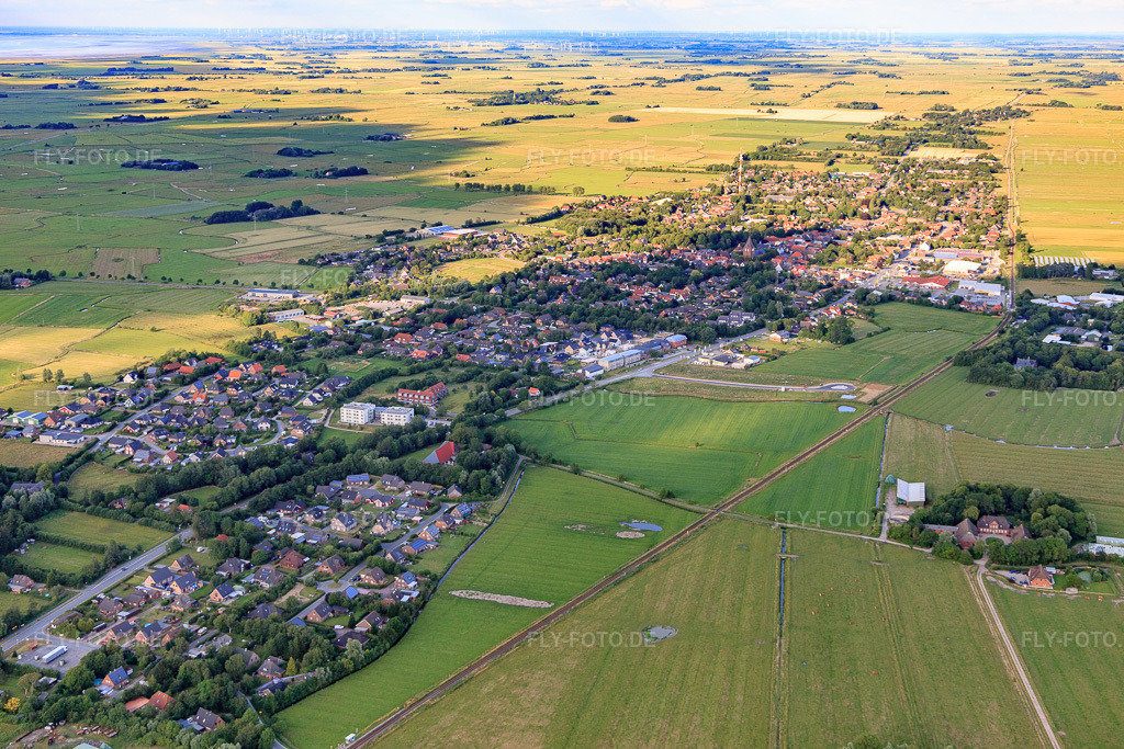 Luftbild: Ortsansicht von Südwesten in Garding im Bundesland Schleswig-Holstein in Deutschland. Foto: IMG_0007259.jpg vom 10.07.2021 durch Werner Riehm/FLY-FOTO.de