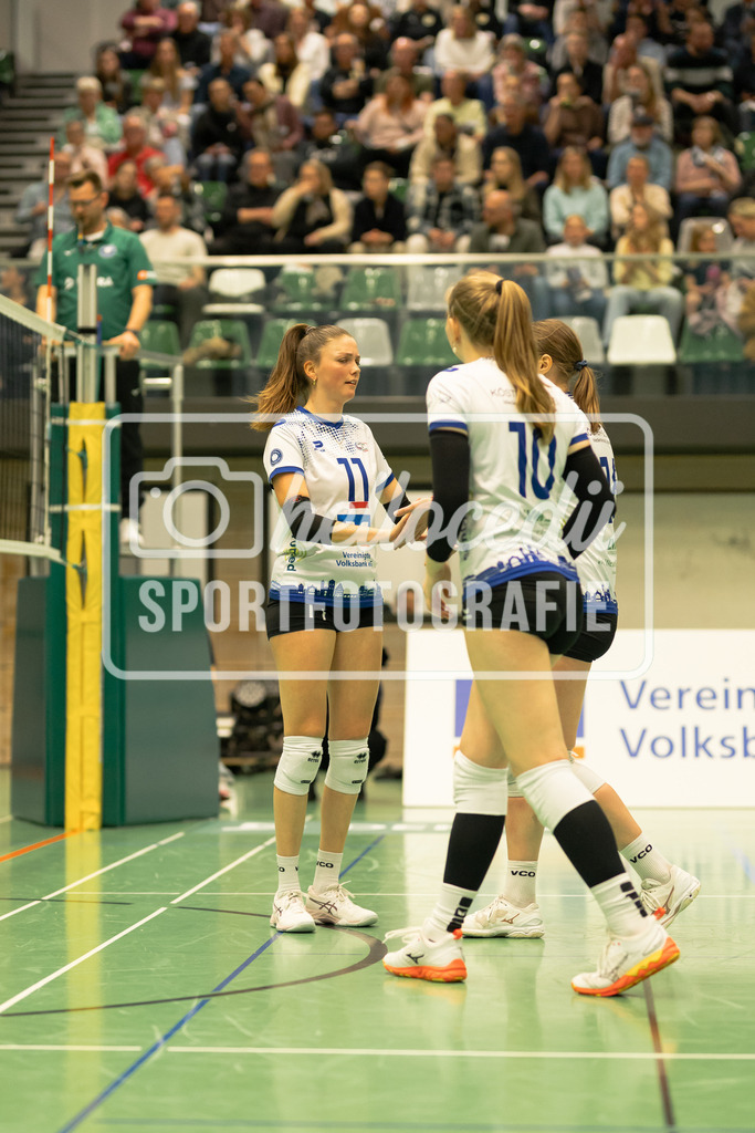 Volleyball I Frauen I Saison 2025-2026 I 2. Bundesliga I VC Osnabrück - SCU Emlichheim-51 | Lisanne Masselink (11, VC Osnabrück) Mailin Kreymborg (10, VC Osnabrück) - Realisiert mit Pictrs.com