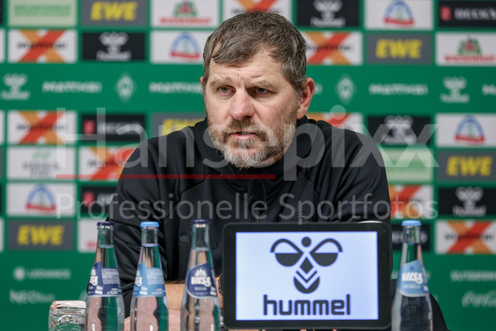 Fussball, Bundesliga, SV Werder Bremen - 1. FC Union Berlin | Steffen Baumgart (Trainer, 1. FC Union Berlin) während der Pressekonferenz, Portrait, Nahaufnahme, Einzelfoto, Einzelbild, DIE DFL-RICHTLINIEN UNTERSAGEN JEGLICHE NUTZUNG VON FOTOS ALS SEQUENZBILDER UND/ODER VIDEOÄHNLICHE FOTOSTRECKEN. DFL REGULATIONS PROHIBIT ANY USE OF PHOTOGRAPHS AS IMAGE SEQUENCES AND/OR QUASI-VIDEO.