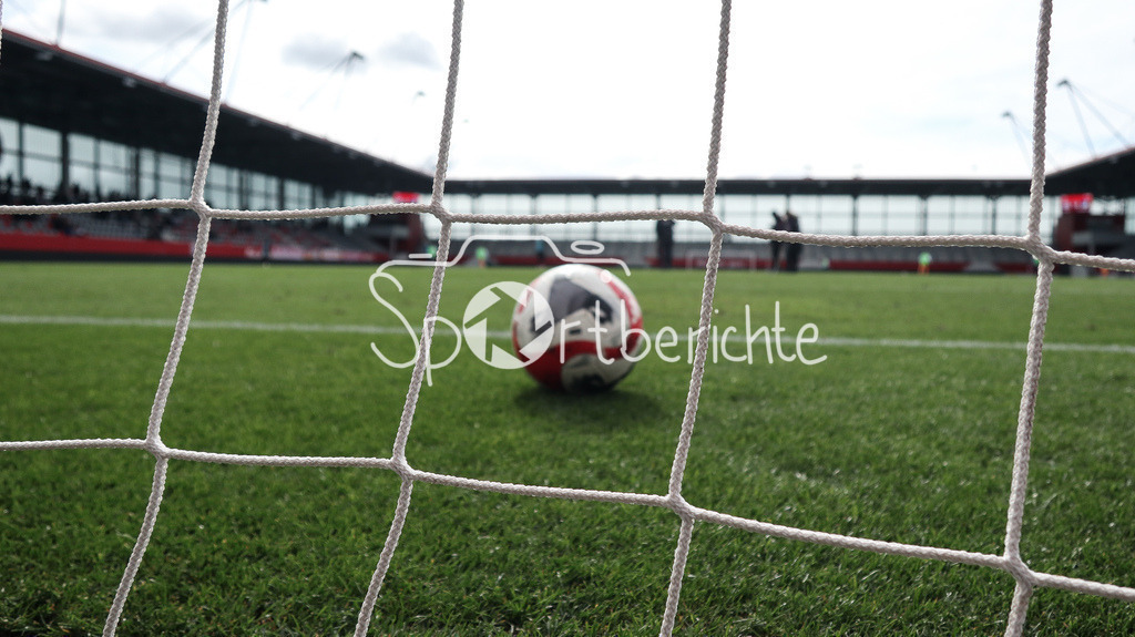 FC Bayern München U19 - TSG 1899 Hoffenheim U19 | Die Spielstaette des FC Bayern Campus erstrahlt in der Fruehlingssonne / Stadion / Stadionfoto / Symbolbild / Stadionbild / Ball / Sonne / Fussballplatz / Fussballstadion