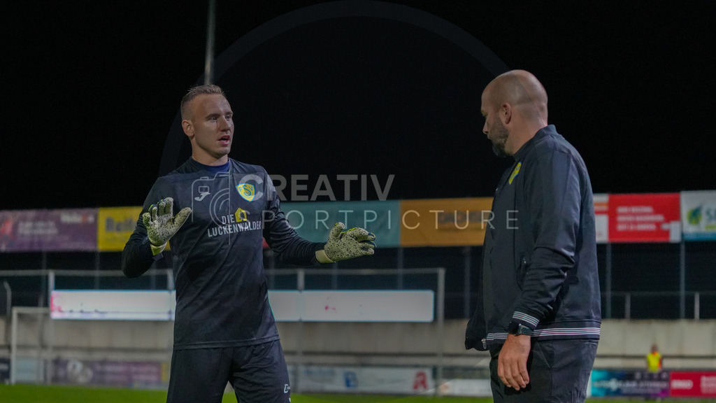 Fußball, Herren, Saison 2025/2026, Regionalliga Nordost, 8. Spieltag, FSV 63 Luckenwalde vs. FC Hertha 03 Zehlendorf, Dienstag 16.09.2025, Werner-Seelenbinder-Stadion Luckenwalde, | Fußball, Herren, Saison 2025/2026, Regionalliga Nordost, 8. Spieltag, FSV 63 Luckenwalde vs. FC Hertha 03 Zehlendorf, Dienstag 16.09.2025, Werner-Seelenbinder-Stadion Luckenwalde, Im Bild: Florian palmowski (l. Luckenwalde) im Gespräch mit Trainer Michael Braune (r.) - Realisiert mit Pictrs.com