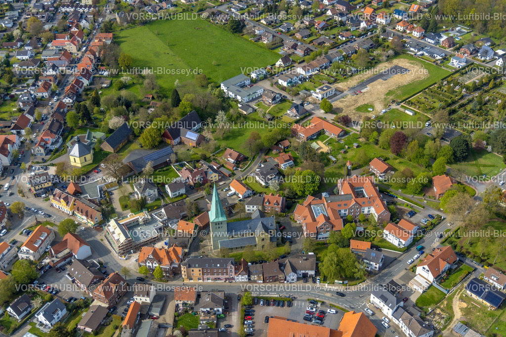 Hamm230405021 | Luftbild, kath. Kirche St. Regina, Baustelle und Renovierung Wohnhaus an der Reginenstraße Ecke Auf dem Tigge, Stadtbezirk Rhynern, Hamm, Ruhrgebiet, Nordrhein-Westfalen, Deutschland