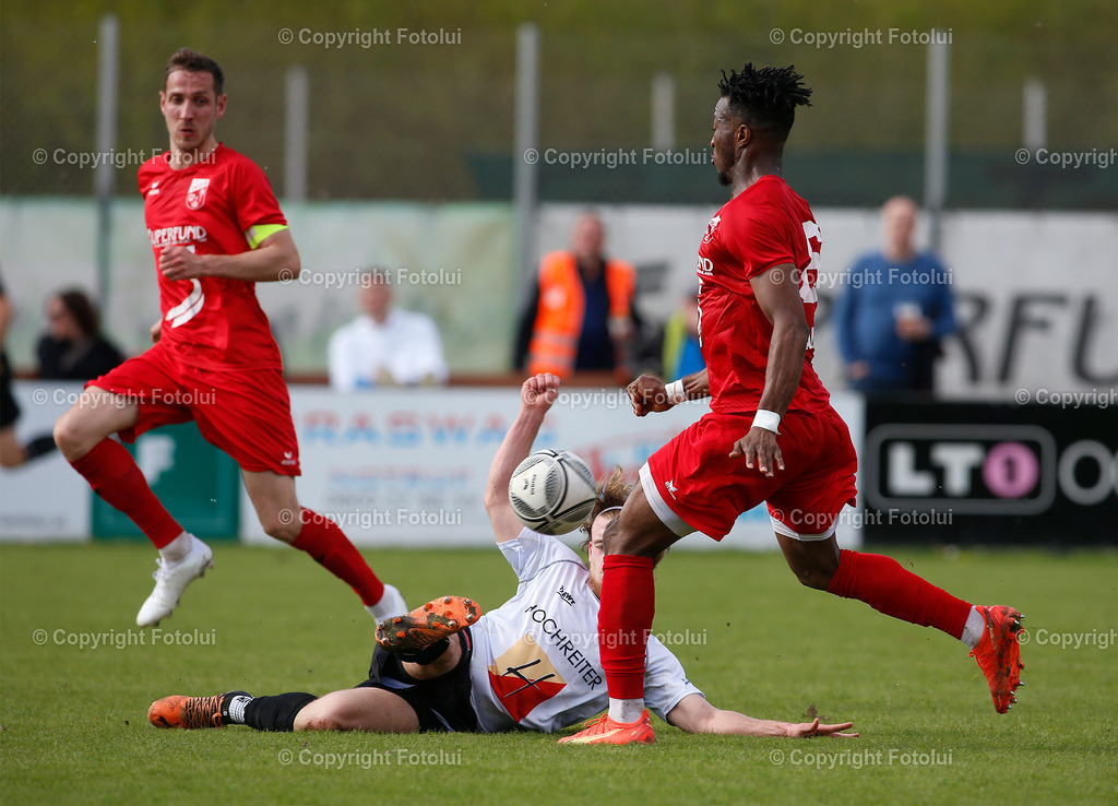 A_LUI_290423_44 | SPORT,FUSSBALL,LL:OST ASKOE OEDT 1B-SU VORTUNA BAD LEONFELDEN 29.04.2023 IM BILD: STEPHAN MOSER,EMMANUEL CHINONSO EZIEKWE (BEIDE OEDT 1B) UND FELIX RATZENBOECK (LEONFELDEN)FOTO:FOTOLUI