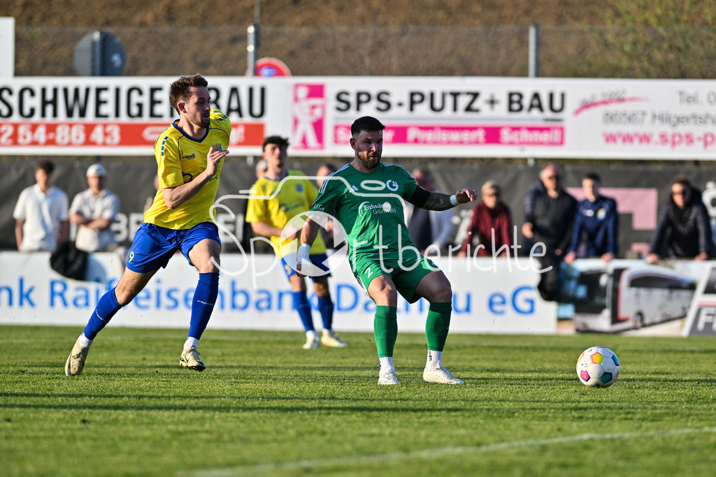 FC Pipinsried - TSV Grünwald | im Duell Florian GEBERT (FCP #9) und Marco BORNHAUSER (TSV Gruenwald 2) / Zweikampf / Bayernliga Sued: FC Pipinsried - TSV Gruenwald, Kuechenstadel Arena am 11.04.2025