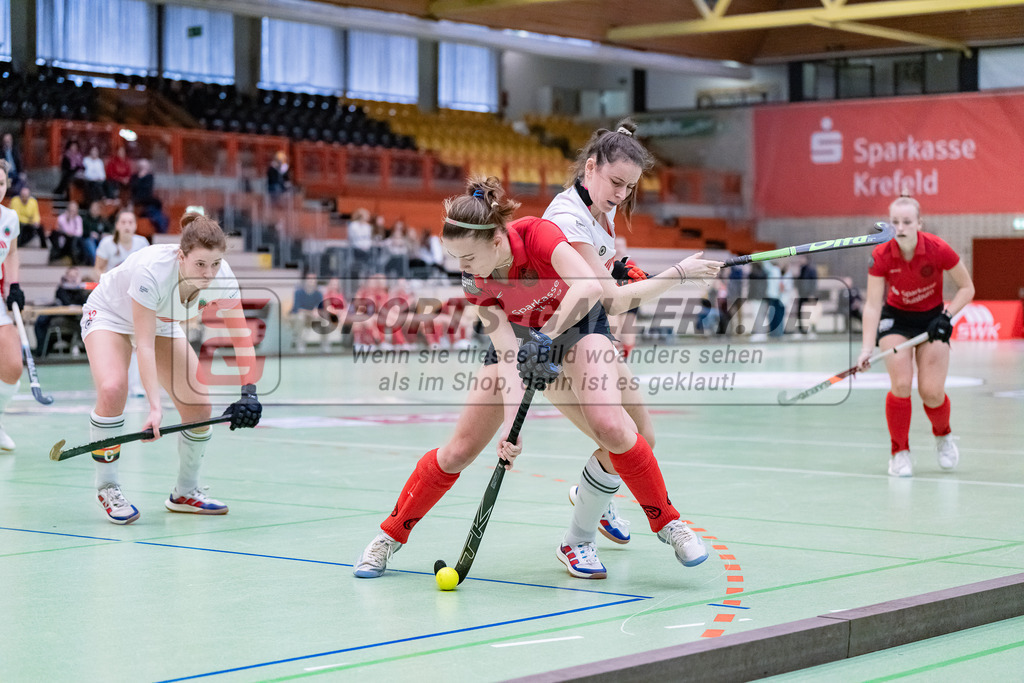 HK_20231216_107285 | 1. Bundesliga Damen Crefelder HTC - Club Raffelberg am 16.12.2023 Sporthalle Glockenspitz, Krefeld , Causin Anna-Sopie ( Crefelder HTC #20 ) , Johanna Hachenberg ( Club Raffleber #3 )