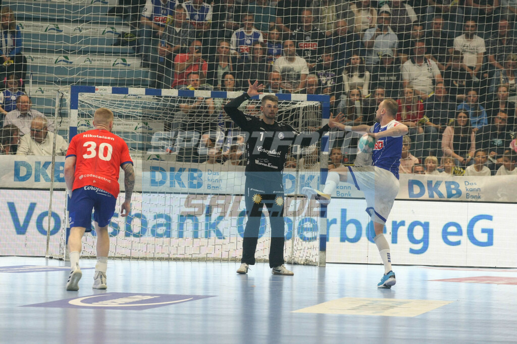 VFL Gummersbach - Füchse Berlin | Lukas Blohme gegen Christopher Rudeck im Tor des BHC - © Sportfoto-Sale (MK) - Realisiert mit Pictrs.com