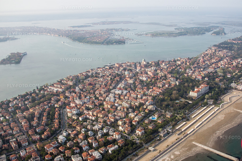 Aerial view: Venice Lido in Venezia in the state Veneto, Italy.Photo: IMG_087498.jpg taken on 04/06/2016 by Werner Riehm/FLY-FOTO.comResolution of the original: 4825 x 3217 px