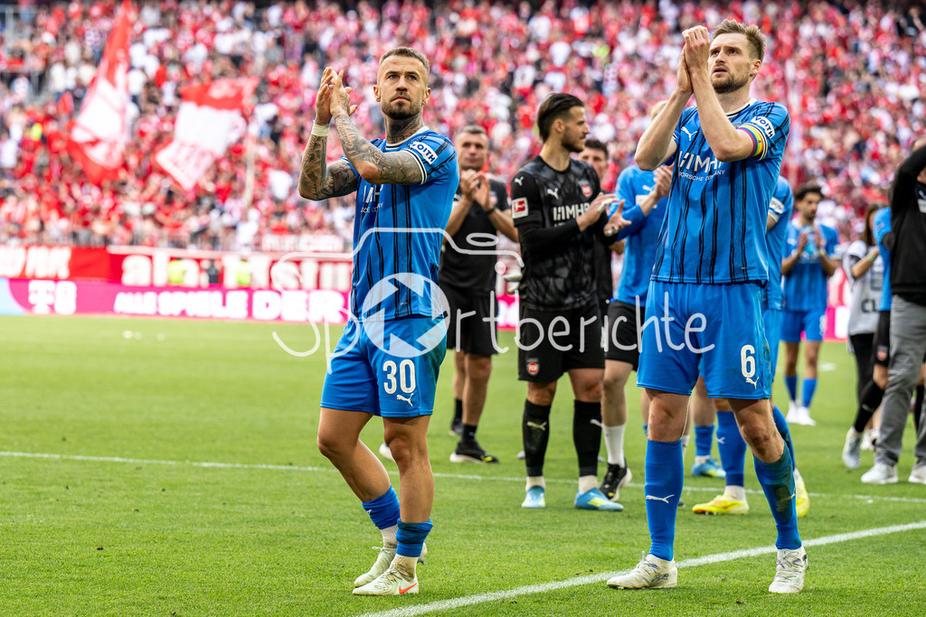 FC Bayern München - 1. FC Heidenheim | MUNICH, GERMANY - 02. MAI: das Team der Gäste bedankt sich bei den mitgereisten Fans nach dem Bundesligamatch zwischen dem FC Bayern München und dem 1. FC Heidenheim am 32. Spieltag in der Allianz Arena / DFL REGULATIONS PROHIBIT ANY USE OF PHOTOGRAPHS AS IMAGE SEQUENCES AND/OR QUASI-VIDEO /  Niklas DORSCH (1. FC Heidenheim 30) und Patrick MAINKA (1. FC Heidenheim 6)