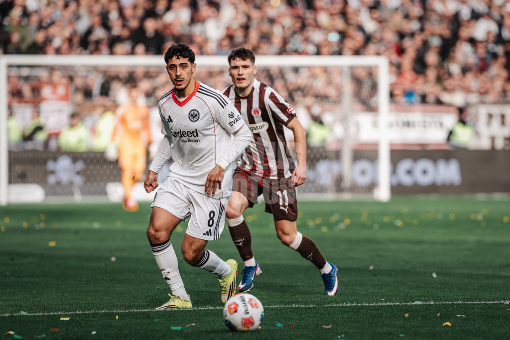 Fußball | Männer | Saison 2025/2026  | Fußball-Bundesliga | 25. Spieltag | FC St. Pauli vs. Eintracht Frankfurt | 08.03.2026 | v.l. Fares Chaibi (#8, Eintracht Frankfurt) und Arkadiusz Pyrka (#11, FC St. Pauli)