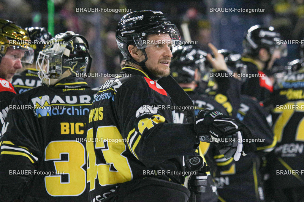 4_KEVREG_20251125_0054 | Krefeld, Deutschland, 25.11.2025: Alexander Weiss (Krefeld Pinguine) schaut nach dem  DEL2-Spiel zwischen Krefeld Pinguine - Eisbären Regensburg am 25.11.2025 in der Yayla-Arena in Krefeld, Deutschland. (Foto Ralph Görtz / Brauer-Fotoagentur)