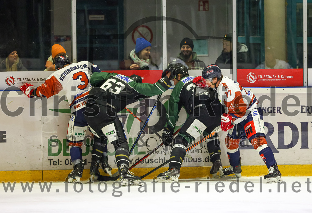 2023-03-07_129_TSV_Erding_gegen_ESC_Kempten | Erding, Deutschland, 07.03.2023:
Eishockey, Bayernliga Playoffs 2022 / 2023, Viertelfinale, TSV Erding gegen ESC Kempten, Endergebnis: 9:3

Timo Schirrmacher (ESC Kempten, #3), Tobias Cramer (Erding Gladiators, #63), Thomas Plihal (Erding Gladiators, #39), Kodi Schwarz (ESC Kempten, #77)

Foto: Christian Riedel / fotografie-riedel.net