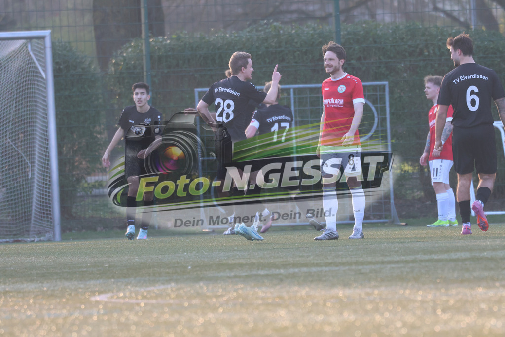Bünder SV - TV Elverdissen | Auf dem Bild zu sehen: rot Bünder SV: Denis Müller ; schwarz TV Elverdissen: Fabian EbelingBünder SV, TV Elverdissen, Saison 25/26, Kreisliga A, Deutschland - Realisiert mit Pictrs.com