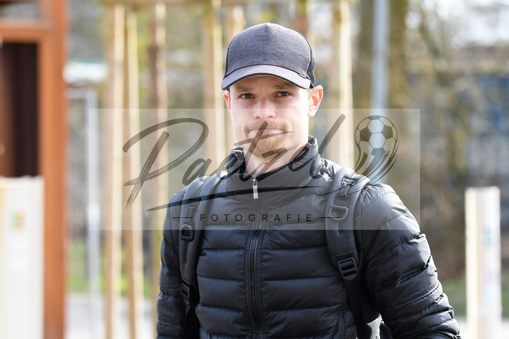 20200303_PKWBRE_0080 | Fussball, Herren: Christian Gross (Werder Bremen) schaut auf dem Weg ins wohninvest Weserstadion am 03.03.2020 in Bremen, Deutschland. - Realisiert mit Pictrs.com