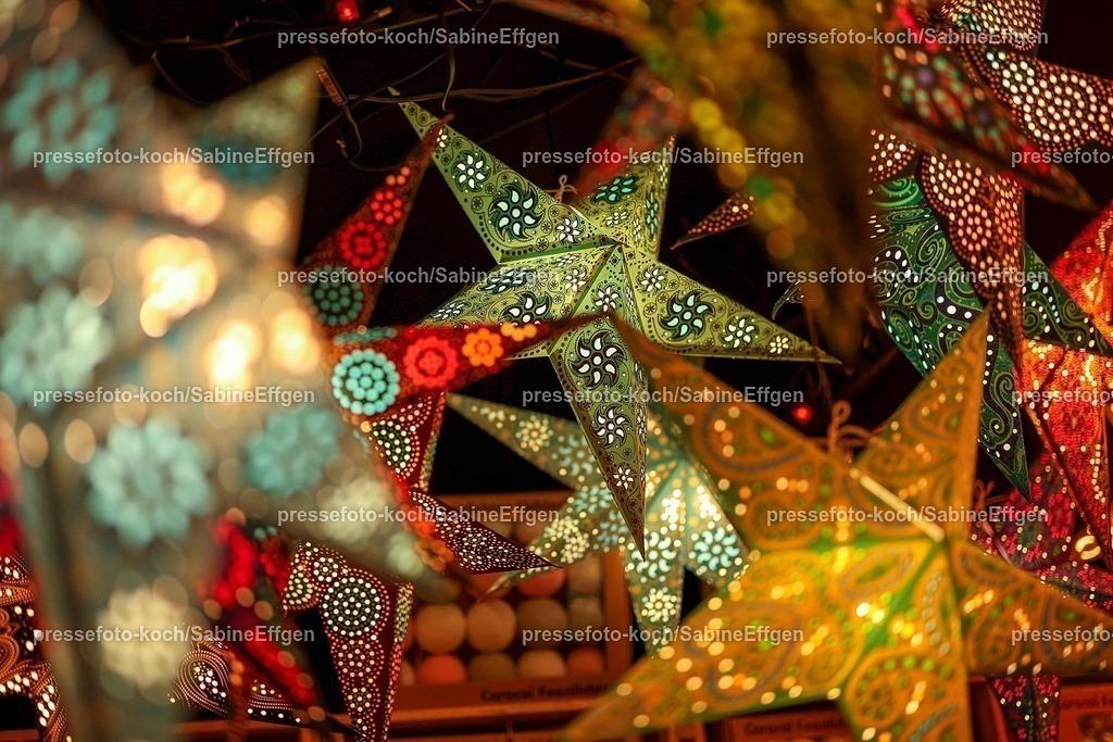 SEF17112401059 | 17.11.2024, xsefx, Köln, Pünktlich zur Vorweihnachtszeit öffnen die ersten Weihnachtsmärkte in Nordrhein-Westfalen. Eindrücke rund um den kölner Hafen-Weihnachtsmarkt am Schokoladenmuseum. Bunte Lichter Sterne Sternlichter Lichterspiel, Farbenpracht Deko Lichterfest