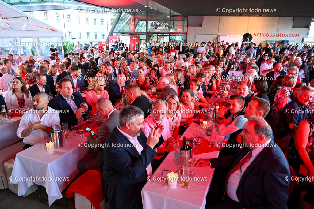 Bund Sozialdemokratischer AkademikerInnen Oberoesterreich_ rote Nacht 2023_ 06.07.2023-18 | 06.07.2023, Schloss Linz, AUT, Bund Sozialdemokratischer AkademikerInnen Oberoesterreich, rote Nacht 2023, im Bild Besucher der roten Nacht