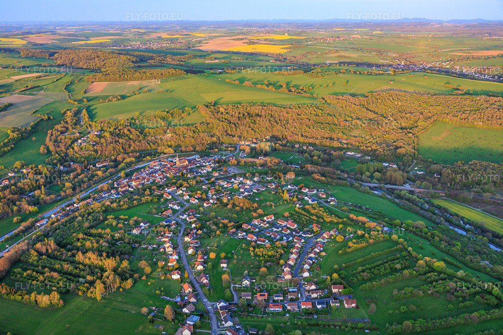 Vue aérienne: Vue village dans un méandre de la Sarre et Canal des Houillères de la Sarre à Wittring dans le département Moselle, France – .Photo: IMG_154411.jpg prise le 17/04/2026 par Werner Riehm/FLY-FOTO.eu – Résolution de l'original: 5917 x 3944 px
