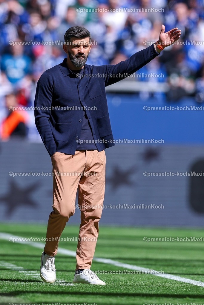 S0419042601024 | 19.04.2026, Fußball, FC Schalke 04 - SC Preußen Münster, 30. Spieltag, 2. Fußball Bundesliga, Veltins-Arena Gelsenkirchen, Saison 2025 2026: Cheftrainer Miron Muslic (Schalke04) gestikulierend am Spielfeldrand   DFB regulations prohibit any use of photographs as image sequences and or quasi-video.
